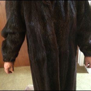 Ladies GENUINE NUTRIA (MINK related) Fur Coat.
